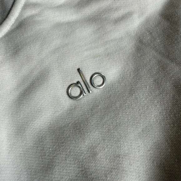 ALO Yoga Off-White Sweatshirt - Picture 2 of 3
